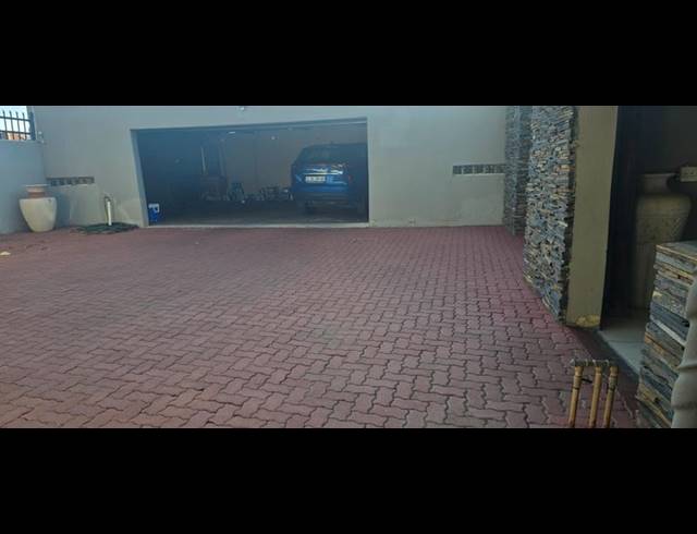 5 BEDROOM HOUSE FOR SALE IN SINOVILLE